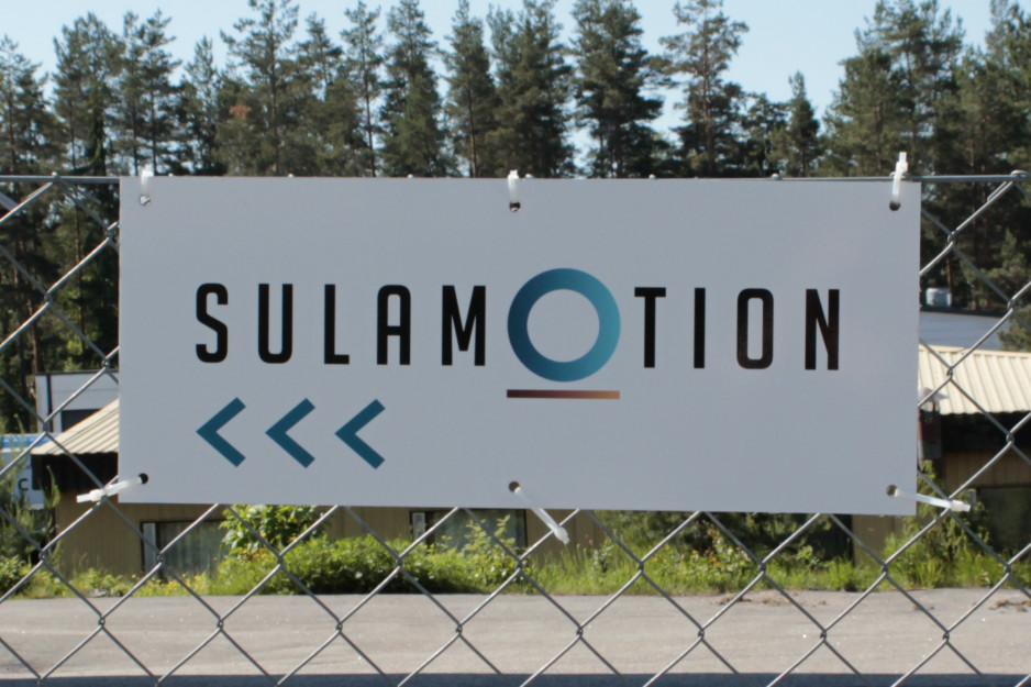 Sulamotionin opastekyltti nuolella