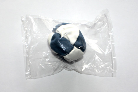 Sinivalkoinen footbag -pallo pussissa